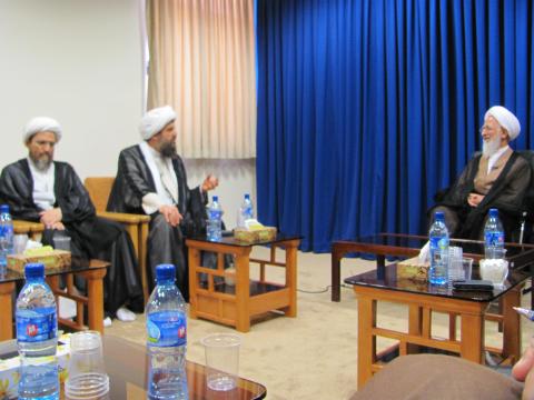 تصاویر دیدار اعضای اتاق فکر و دبیرخانه نشست دوره ای اساتید با آیت الله العظمی جوادی آملی